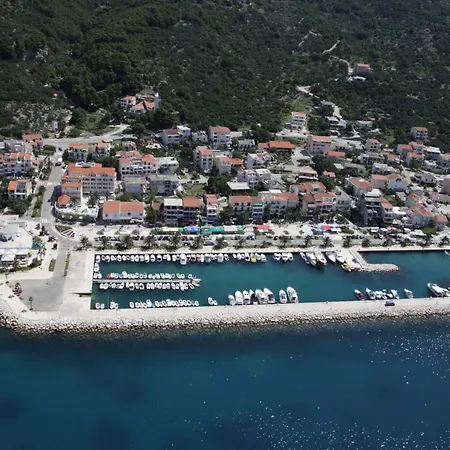 Laurentum فندق 4*